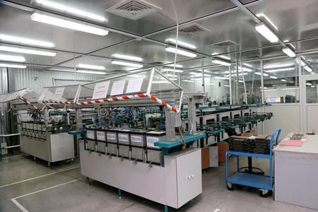 工程師在工廠(chǎng)調(diào)整機(jī)器